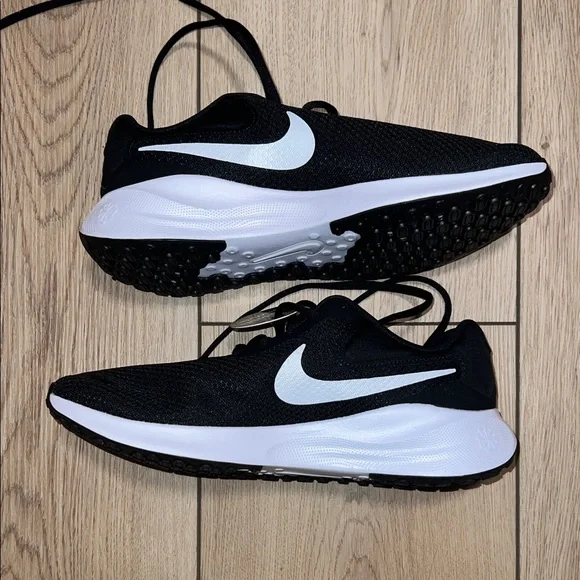 NWT - Nike Revolution 8.5 Wide Black and White Running Shoes - Picture 7 of 12